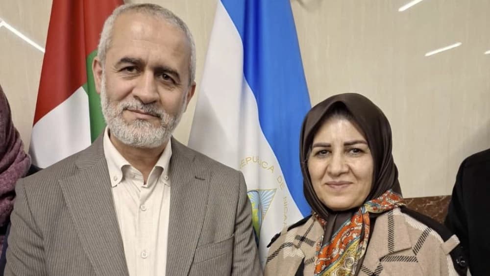خانم دکتر زهرا مرادی تاجر آرادی در کنار استاد وحید مدیر راهبردی شرکت آرادیرندینگ